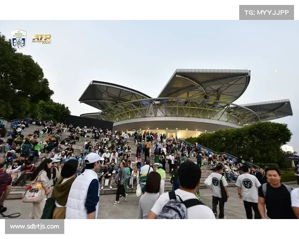 网球赛事观众热情高涨 掀起全场狂热氛围 打破常规的观赛体验